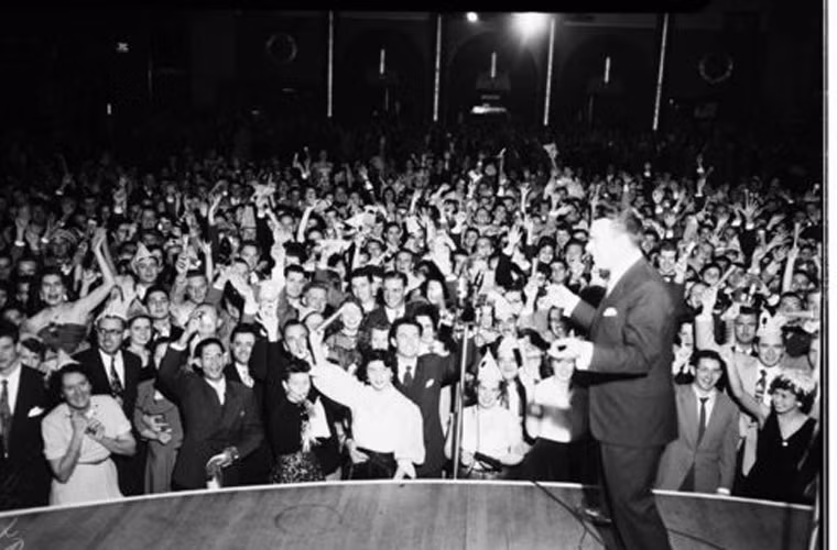 Đông đảo người dân đón chào năm mới tại địa điểm công cộng vào năm 1951.