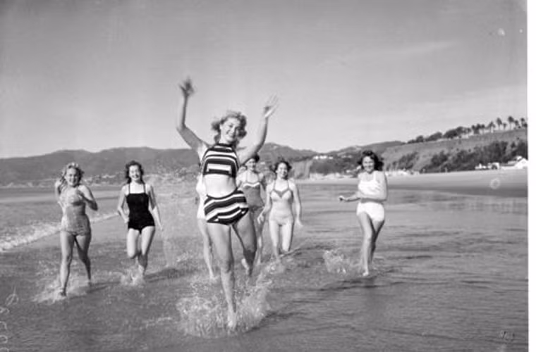 Trong khi đó, một số thiếu nữ chọn cách ăn mừng ngày đầu tiên của năm mới tại bãi biển Santa Monica. Tấm ảnh này được chụp vào ngày 1/1/1958.