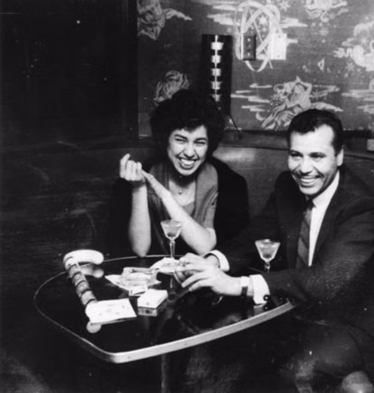 Một cặp đôi chọn câu lạc bộ đêm là nơi ăn mừng thời khắc chuyển giao năm cũ, đón chào năm mới.