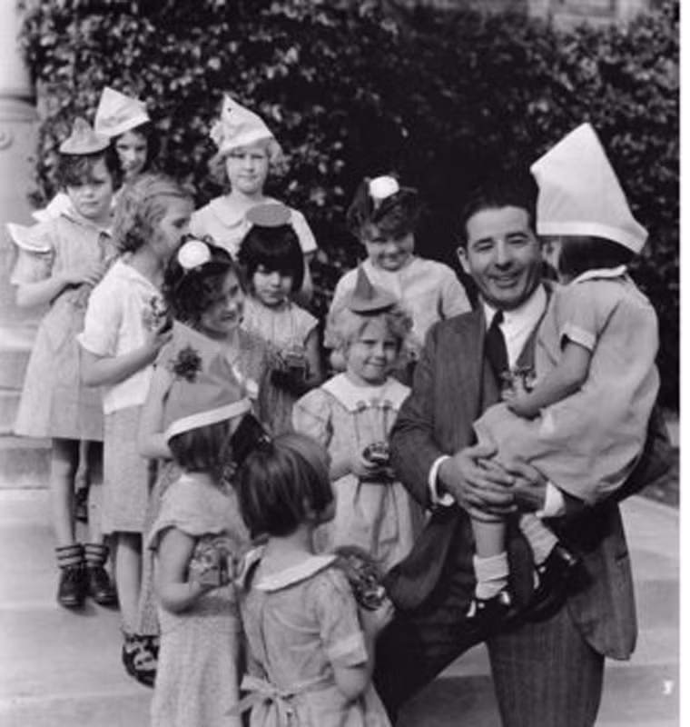 Thẩm phán Joseph Marchetti đón năm mới cùng các bé gái tại trại trẻ mồ côi Los Angeles.