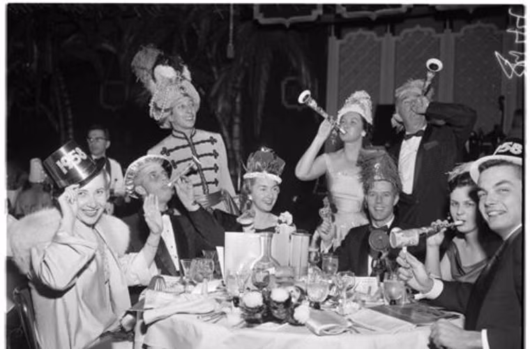 Nhiều người dân tham gia các bữa tiệc hoành tráng diễn ra trong đêm giao thừa.