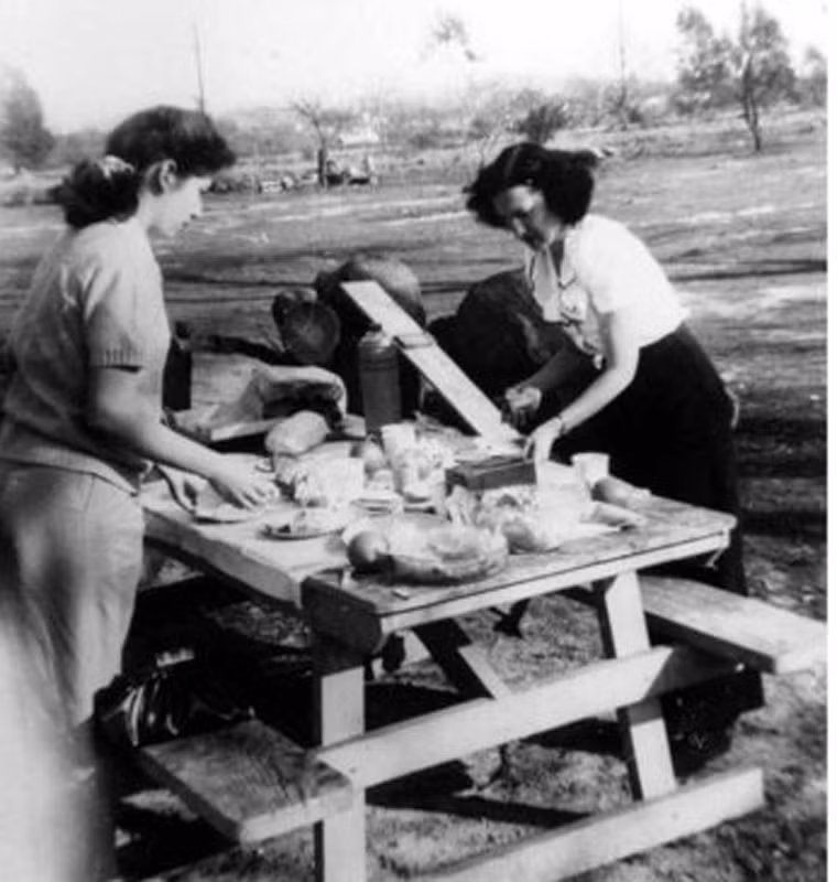 Hai phụ nữ chuẩn bị bàn ăn trong buổi dã ngoại cùng gia đình tại công viên Griffith vào ngày đầu tiên của năm mới 1948.