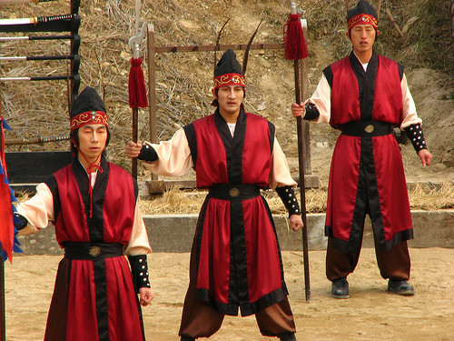 Đế chế Silla bắt đầu được hình thành từ năm 57 trước công nguyên và hiện nay là lãnh thổ của Triều Tiên và Hàn Quốc. Kin Park Hyeokgeose là người đầu tiên cai trị vùng đất này. Dưới sự cai trị của mình, đế chế Silla liên tục mở rộng lãnh thổ và chinh phục một số quốc gia khác trên bán đảo Triều Tiên. Đến thế kỷ VII, đế chế này xảy ra giao tranh với triều đại nhà Đường (Trung Quốc) tại quốc gia Goryeo. Trong cuộc chiến đó, Silla vẫn bảo vệ được vùng lãnh thổ ấy.