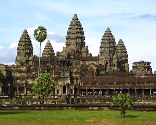 8. Đế chế Khmer: Có rất ít thông tin về đế chế Khmer tuy nhiên thành phố ở Angkor được cho là đầy cảm hứng và là một phần dẫn đến ngôi đền nổi tiếng Angkor Wat - một trong những di tích tôn giáo lớn nhất thế giới. Công trình này được xây dựng trong thời kỳ đỉnh cao của đế chế Khmer. Đế chế Khmer bắt đầu vào khoảng năm 802 trước công nguyên khi Jayavarman II tuyên bố bản thân là quốc vương trong khu vực mà bây giờ gọi là Campuchia. Đế chế này tồn tại suốt 630 năm và bị lụi tàn vào năm 1432.