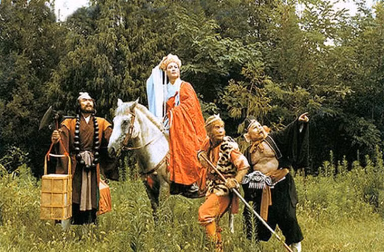 2. Ngựa Bạch Long của Đường Tam Tạng. Theo cuốn "Tây Du Ký" của Ngô Thừa Ân, Đường Tăng đã cưỡi một con ngựa trắng cùng các đồ đệ đi đến Tây Thiên thỉnh kinh. Một lần, khi đi qua vùng núi sông hiểm trở, Đường Tăng và các đồ đệ gặp phải một con rồng trắng. Do đang lúc bụng đói, con rồng đã ăn thịt con ngựa của Đường Tăng. Quá tức giận, Tôn Ngộ Không định ra tay giết chết con rồng.