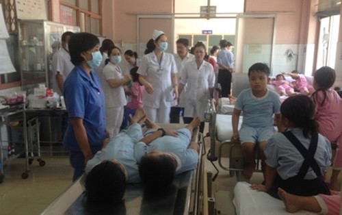 Gần 100 học sinh tiểu học trường Long Bình quận 9 phải nhập viện cấp cứu vì ngộ độc món cơn chiên dương châu do chi nhánh công ty VISSAn cung cấp.