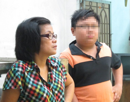 Chủ tiệm vàng Bùi Thị Kim Nguyệt đang kể lại phút giây đối mặt với 2 tên cướp có súng.