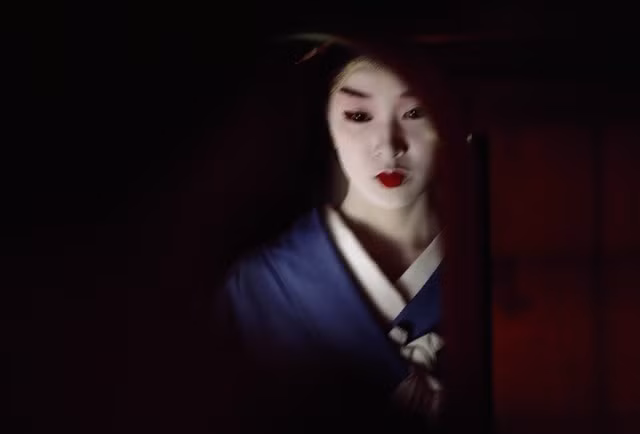 Mặt nạ "ăn thịt". Dùng hóa chất để làm đẹp được khám phá từ rất lâu đời. Ví dụ hỗn hợp chì trắng và phấn viết hoặc dấm được sử dụng trong hàng nghìn năm để làm sáng da và xóa tàn nhang. Phụ nữ Hy Lạp cổ đại, các geisha Nhật, thậm chí Nữ hoàng Anh Elizabeth I được cho là những tín đồ của cách làm đẹp này. Một số phụ nữ còn dùng các sản phẩm có thủy ngân để đạt kết quả tương tự. Các chất này sẽ ăn da và gây sẹo vĩnh viễn ở mặt.