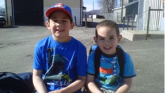 Hai anh em xấu số bị trăn cuốn ngạt.