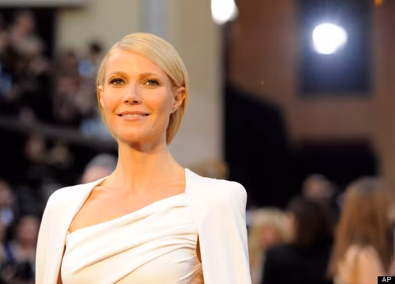 Gwyneth Paltrow:Sức khỏe là ưu tiên hàng đầu của diễn viên kiêm chuyên gia thể hình Gwyneth Paltrow, người thức dậy lúc 4h30 để thực hành các bài tập của cô."Tôi vốn không phải là một người của buổi sáng. Đó chỉ là do tôi quyết tâm tuyệt đối. Tôi rất nghiêm khắc với bản thân mình. Khi tôi tập luyện 6 ngày/ tuần và ăn thực phẩm sạch, tôi cảm thấy khỏe hơn nhiều",Gwyneth Paltrow nói trên tờ In Style.