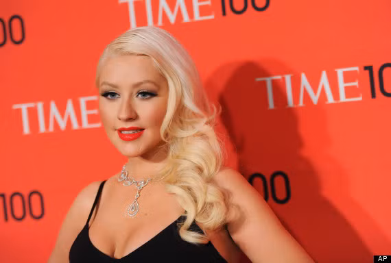 Christina Aguilera: Hầu hết mọi người đều nghĩ ngôi sao nhạc Pop này là người hướng ngoại qua những gì cô thể hiện trên sàn diễn, nhưng thực tế cô là người ngược lại. Một người từng trò chuyện với cô tâm sự: "Nếu không có mái tóc nhuộm vàng, tôi không thể nhận ra cô ấy. Bởi ngoài đời, cô dường như thật thẹn thùng. Cô nói đó là con người của cô: một "nội tâm dữ dội".