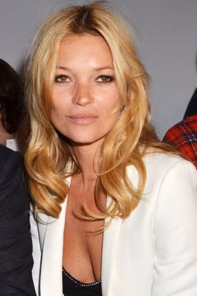 Kate nói rằng cô không thích thức dậy "với vẻ mệt mỏi và sưng húp". Để khắc phục điều này, có một mẹo đơn giản mà bất cứ ai cũng có thể thử: "Tôi cho vào một bồn rửa nước đá và dưa chuột rồi nhấn chìm khuôn mặt vào đó", siêu mẫu nói với tạp chí Stylist. "Nó siết chặt tất cả mọi thứ và làm cho bạn sẽ có vẻ mặt tỉnh táo tức thì".