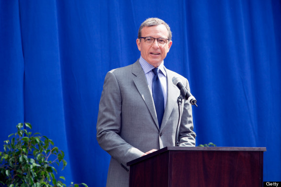 Robert Iger:Giám đốc điều hành hãng Disney cũng là thành viên của "câu lạc bộ" 4h30 sáng, thường thức dậy rất sớm để tận hưởng chút thời gian yên tĩnh một mình."Đó là lúc tôi có thể nạp năng lượng cho mình một chút. Tôi tập thể dục và để đầu óc mình sáng suốt trước khi bắt kịp thế giới. Tôi đọc báo, kiểm tra e-mail, lướt web, xem TV, tất cả làm cùng một lúc", Iger nói với tờ The New York Times.