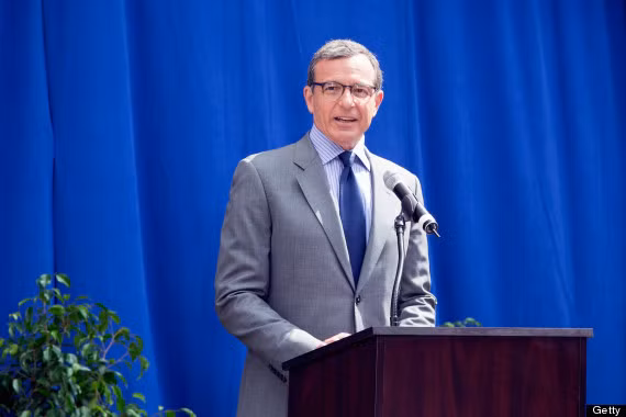 Robert Iger:Giám đốc điều hành hãng Disney cũng là thành viên của "câu lạc bộ" 4h30 sáng, thường thức dậy rất sớm để tận hưởng chút thời gian yên tĩnh một mình."Đó là lúc tôi có thể nạp năng lượng cho mình một chút. Tôi tập thể dục và để đầu óc mình sáng suốt trước khi bắt kịp thế giới. Tôi đọc báo, kiểm tra e-mail, lướt web, xem TV, tất cả làm cùng một lúc", Iger nói với tờ The New York Times.