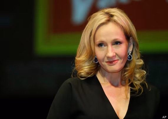 J.K. Rowling:"Mẹ đẻ" của nhân vật Harry Potter là một người cực kỳ hướng nội. Giống như những người sống nội tâm khác, bà tràn trề sức sáng tạo nhất khi ở một mình. Ý tưởng về Harry Potter nảy trong đầu bà năm 1990, khi một mình chờ tàu trễ từ Manchester đi London. Trong bốn tiếng chờ tàu, bà đã phác thảo toàn bộ vẻ ngoài của nhân vật: cậu bé tóc đen gày gò, đeo kính cận...