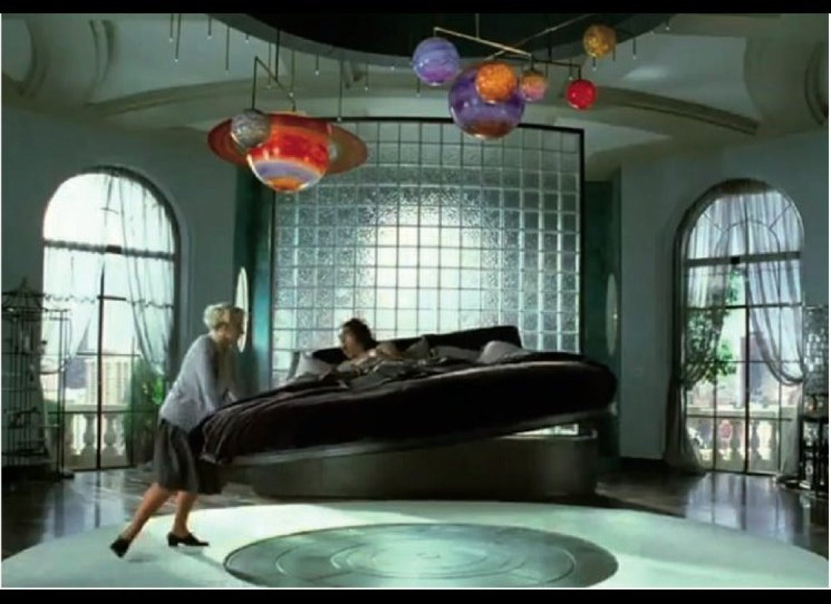 Giường Magnetic Floating: Chiếc giường triệu đô này được tạo ra để thách thức lực hấp dẫn. Lực nam châm làm chiếc giường bay khỏi mặt đất, lơ lửng trên không, giống như ngoài vũ trụ.