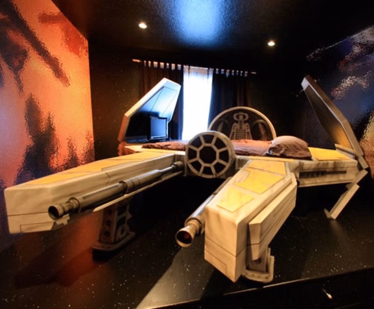 Giường Deep Space Fighter Bed: Chiếc giường này cực kỳ phù hợp cho những ai ưa thích các cuộc chiến không gian. Hình dạng giống như một phi thuyền không gian, chiếc giường này sẽ khiến con cái bạn thích mê và có những giấc ngủ sâu, trừ giá cả của nó không hề dễ chịu: 15.000 USD (khoảng 300 triệu đồng).