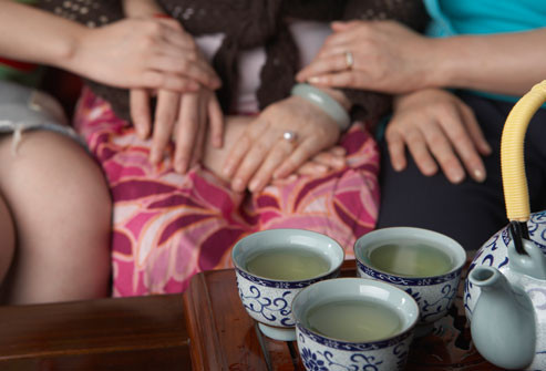 Sống chung với ung thư: Không còn nghi ngờ gì nữa, ung thư làm thay đổi cuộc sống của bạn. Các phương pháp điều trị sẽ rút mòn cơ thể bạn. Bạn có thể gặp khó khăn trong việc nhà, công việc, hoặc giao tiếp. Điều này có thể dẫn đến cảm giác bị cô lập. Bởi vậy, bạn cần gần gũi với bạn bè và gia đình để được hỗ trợ. Họ có thể đi cùng bạn tới nơi điều trị, giúp đỡ việc nhà, hoặc chỉ nhắc bạn nhớ rằng bạn không cô đơn. Nhiều người chọn tham gia một nhóm hỗ trợ - tại địa phương hoặc trực tuyến.