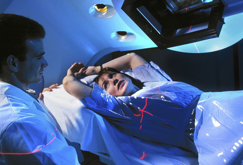 Phẫu thuật ung thư vú Có rất nhiều loại phẫu thuật ung thư vú, từ đưa ra khỏi khu vực xung quanh các khối u (cắt bỏ khối u hoặc phẫu thuật bảo tồn vú) để loại bỏ toàn bộ vú (mastectomy.) Cách tốt nhất để thảo luận về những ưu và khuyết điểm của từng các thủ tục với bác sĩ của bạn trước khi quyết định những gì phù hợp với bạn.