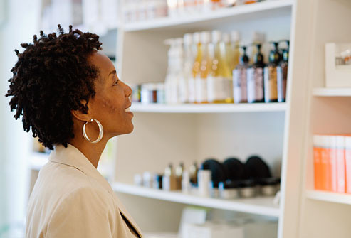 Điều trị tại chỗ: bằng thuốc trị mụn bôi trực tiếp lên da, như gel hoặc kem. Các dược phẩm bán tự do (không cần theo đơn) có thể giúp trị mụn trứng cá nhẹ. Chúng có thể chứa các thành phần như benzoyl peroxide, resorcinol, salicylic acid, hoặc lưu huỳnh. Sản phẩm theo toa gồm các loại kem kháng sinh hay retinoid có thể điều trị mụn từ nhẹ đến nặng vừa phải (có thể dùng kết hợp).