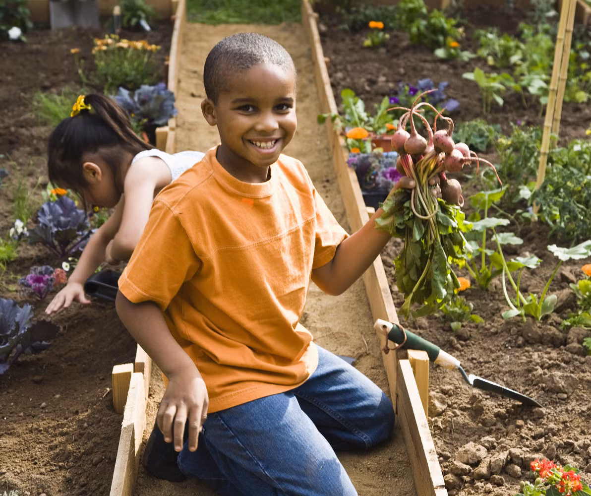 Ra khỏi nhà: Đi chơi công viên hay ra sân bóng, đi xe đạp hoặc bơi sẽ rất giúp ích trong việc giảm stress cho trẻ.Một nghiên cứu gần đây cho thấy hoạt động thể chất cường độ cao giúp làm giảm phản ứng căng thẳng ở trẻ. Hãy cho trẻ làm bất cứ điều gì bé thích, thay vì áp đặt. Nếu bé thích thế giới tự nhiên, hãy đưa cho bé một cái xẻng và cùng ra ngoài vườn.