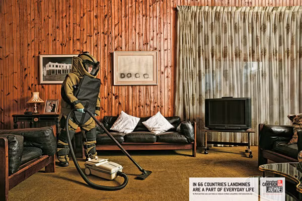 26.000 người vô tội trở thành nạn nhân bom mìn mỗi năm trong khi đang làm những công việc thường ngày. Poster nhấn mạnh nguy hiểm rình rập và giúp đỡnạn nhân củabom mìn.