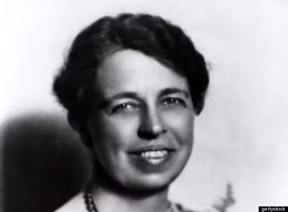  Eleanor Roosevelt:Là một trong những Đệ nhất phu nhân tại vị lâu nhất trong lịch sử Mỹ, Eleanor Roosevelt nổi tiếng là người quảng giao, vui vẻ, làm chủ các cuộc họp báo, các bài phát biểu, thậm chí, bà còn là người phát ngôn của Hoa Kỳ sau khi chồng bà qua đời. Tuy vậy, bà là người sống nội tâm. Một nhân viên của bà tả lại, bà từ "một đứa trẻ nhút nhát, vụng về, khát khao được công nhận và yêu thương, đã trở thành một người phụ nữ nhạy cảm tuyệt vời trước những hoàn cảnh khó khăn bất chấp tín ngưỡng, chủng tộc và quốc gia ... vẻ thanh lịch và sự chân thành của bà nhận được sự yêu mến của nhiều người, từ nguyên thủ quốc gia đến người phục vụ mà bà đến thăm trong Thế chiến II".