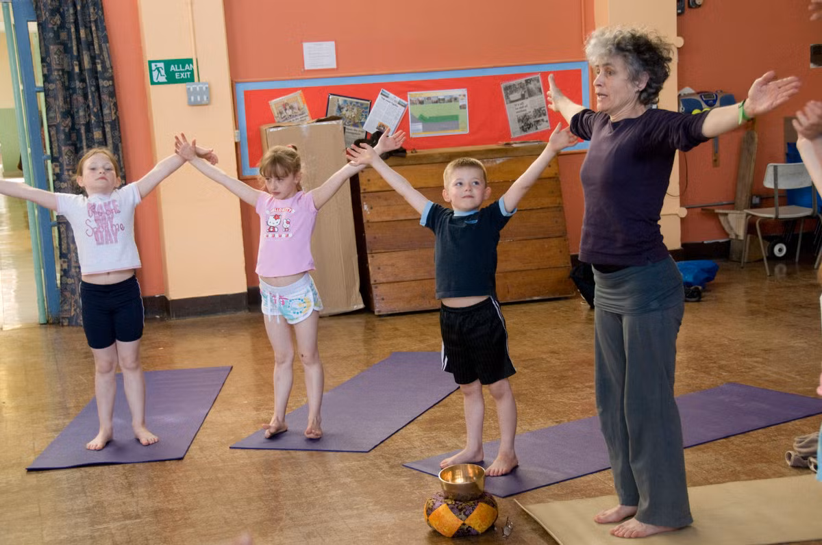 Tư thế chào theo kiểu Ấn Độ (Namaste):Đối với những đứa trẻ có xu hướng vận động "tĩnh" hơn, tập yoga có thể là cách tuyệt vời để ổn định cảm xúc và suy nghĩ. Một nghiên cứu năm 2003 của ĐH bang California cũng cho thấy yoga có thể giúp cải thiện điểm số của trẻ em.Theo các nhà nghiên cứu, nhiệm vụ của cha mẹ là giúp trẻ hình thành thói quen kiểm soát sự căng thẳng, giúp chúng tìm ra cách bình tĩnh và kiên nhẫn.