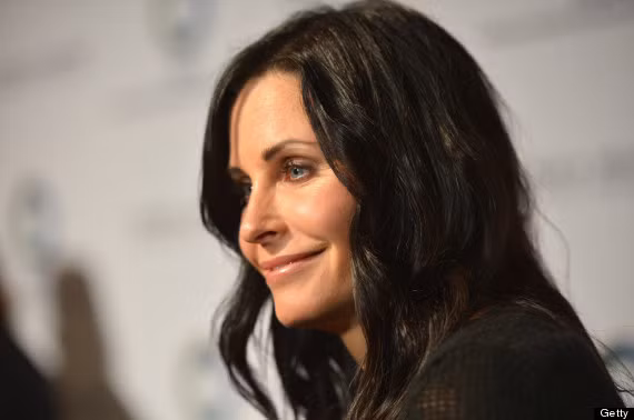  Courteney Cox: Nữ diễn viên trong series phim nổi tiếng Những người bạn (Friend) tự nhận mình là người của gia đình, cô không phải là người ưa quan hệ xã hội. "Tôi còn hơn cả một người sống nội tâm", cô nói.