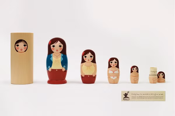 Bằng cách sử dụng hình ảnh búp bê matryoshka,poster thể hiện tinh tế mà không kém phần mạnh mẽthông điệp hãychấm dứt tệnạn buôn bán mại dâm trẻ em: "Mỗi lần bị đụng chạm, là một phầncơ thể củaem bị cướp mất”.