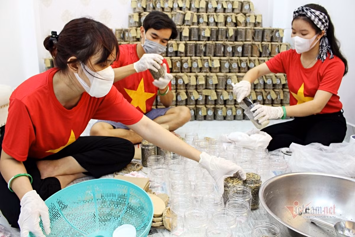 Thuc dem lam 1.000 hop muoi me tang bac si chong dich o Bac Giang-Hinh-2