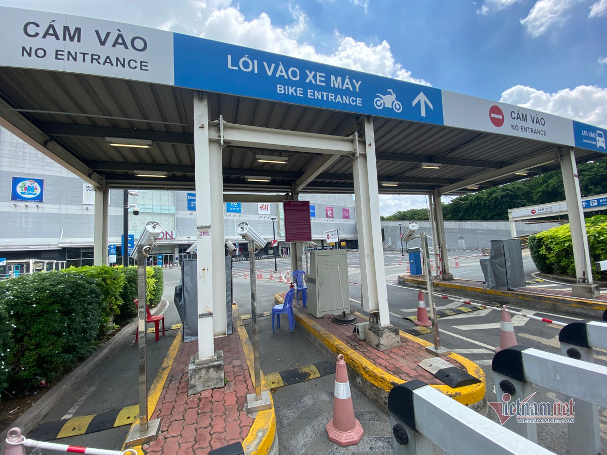 Sieu thi lon nhat TP.HCM dong cua vi lien quan ca nghi nhiem COVID-19-Hinh-7