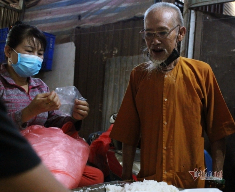 Ông cụ nổi tiếng vì "đói cho ăn, đau giúp thuốc, chết tặng hòm" ảnh 2