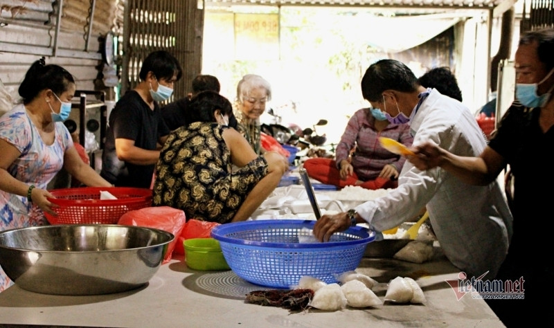 Ông cụ nổi tiếng vì "đói cho ăn, đau giúp thuốc, chết tặng hòm" ảnh 4