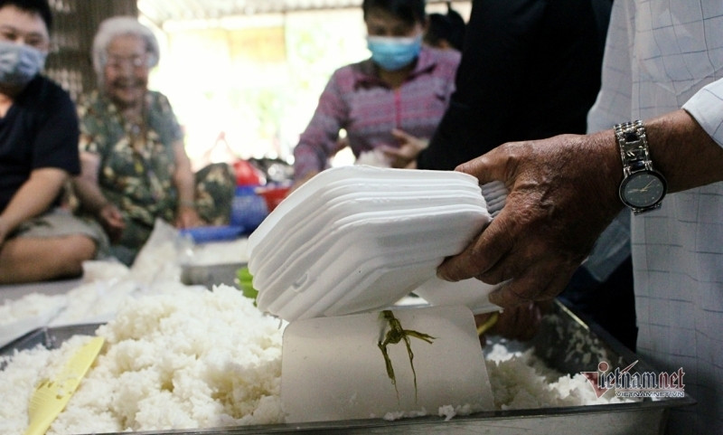 Ông cụ nổi tiếng vì "đói cho ăn, đau giúp thuốc, chết tặng hòm" ảnh 5