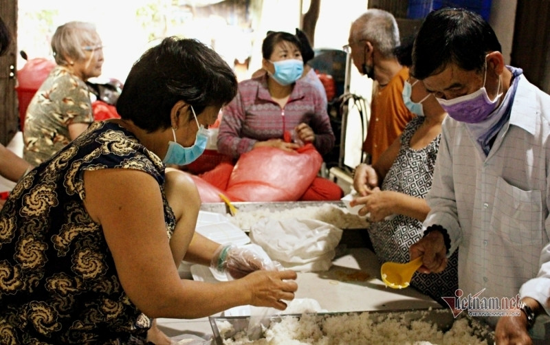 Ông cụ nổi tiếng vì "đói cho ăn, đau giúp thuốc, chết tặng hòm" ảnh 3