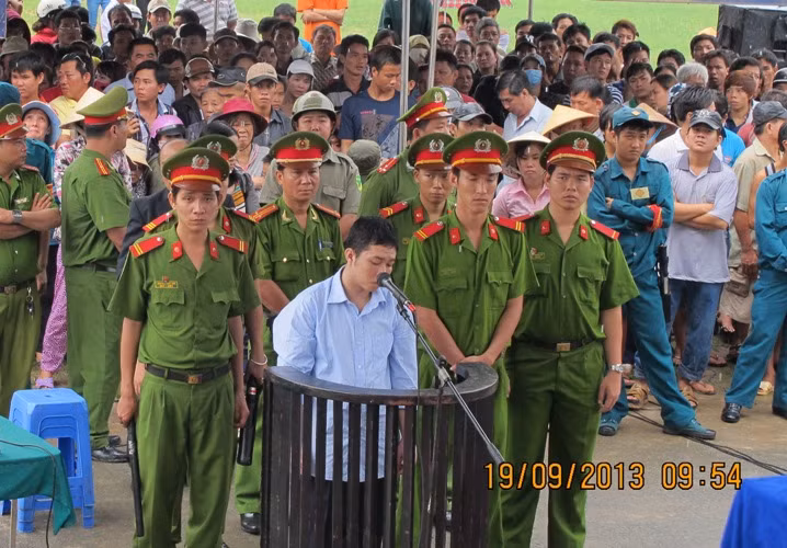 Bị tuyên án tử hình, Sỹ xin được hiến tạng cho y học và hút một điếu thuốc tại phiên tòa.