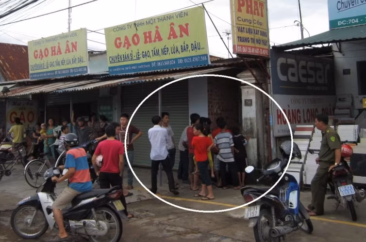 Hiện trường vụ án mạng có rất đông người hiếu kỳ theo dõi.