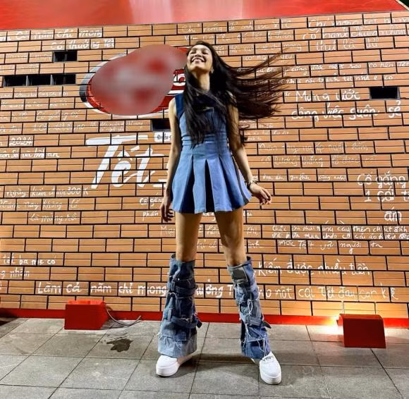 . Hiền Thục được biết đến là một trong những ca sĩ tài năng thế hệ đầu 8x, cô sinh năm 1981 bắt đầu theo đuổi sự nghiệp âm nhạc từ khi mới 8 tuổi.