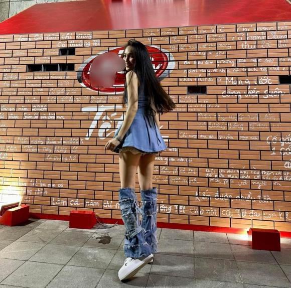 Vào tối ngày 28/12, trên trang Facebook cá nhân, Hiền Thục đã đăng tải khung ảnh diện một chiếc váy có thiết kế đặc biệt.