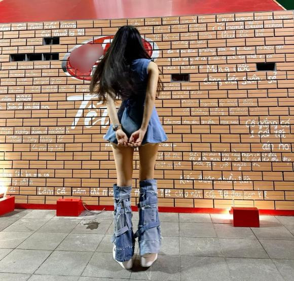 Qua trang phục này, Hiền Thục gây sốt với vẻ ngoài cực trẻ trung và rạng rỡ. Qua đó, nữ ca sĩ đã khoe nhan sắc xinh đẹp. Diện thiết kế của con gái, Hiền Thục cũng rất tự tin tỏa sáng và liên tục tạo dáng xịn xò khiến nhiều người thích thú.