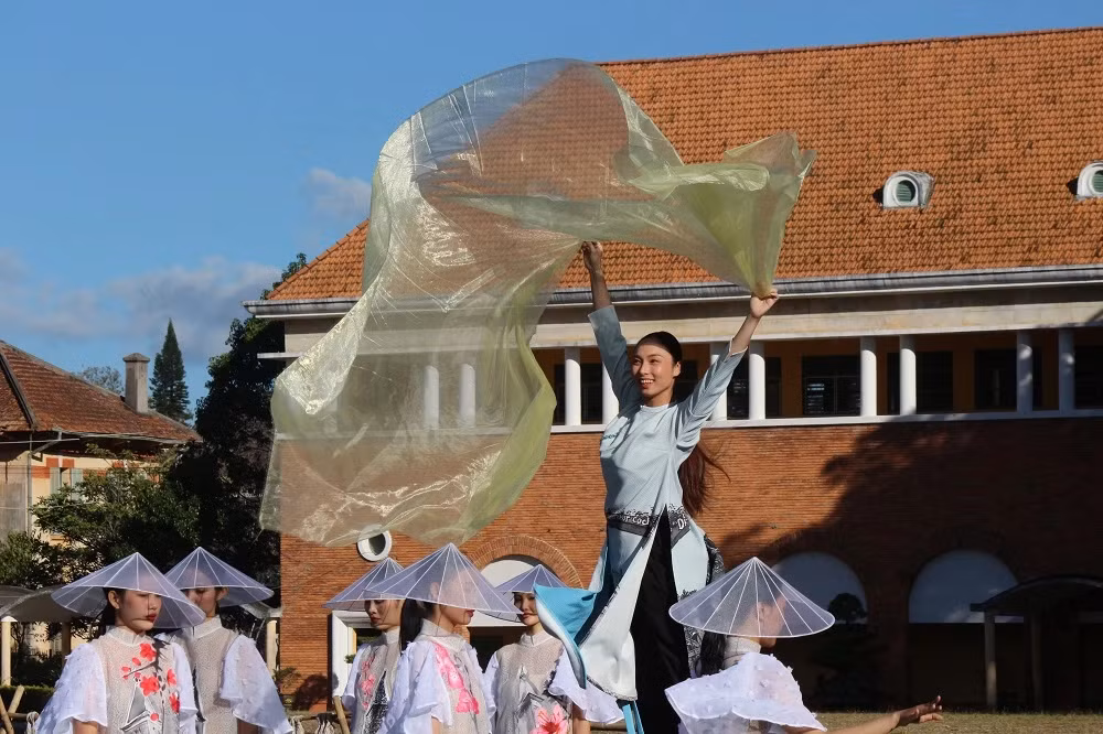 “Với tâm huyết và sự sáng tạo của các nhà thiết kế, “hồn cốt” của Đà Lạt đã trở nên sang trọng, mới mẻ hơn trên chất liệu tơ lụa Bảo Lộc. Qua đó khẳng định sự gắn kết giữa 2 địa phương Đà Lạt - Bảo Lộc của tỉnh Lâm Đồng trong quảng bá sản phẩm địa phương đến bạn bè trong nước và quốc tế”, Chủ tịch UBND TP Đà Lạt Đặng Quang Tú chia sẻ.