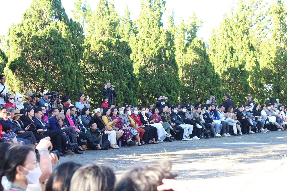 Người dân, du khách mãn nhãn với bộ sưu tập đầy tâm huyết và sáng tạo của các nhà thiết kế. 