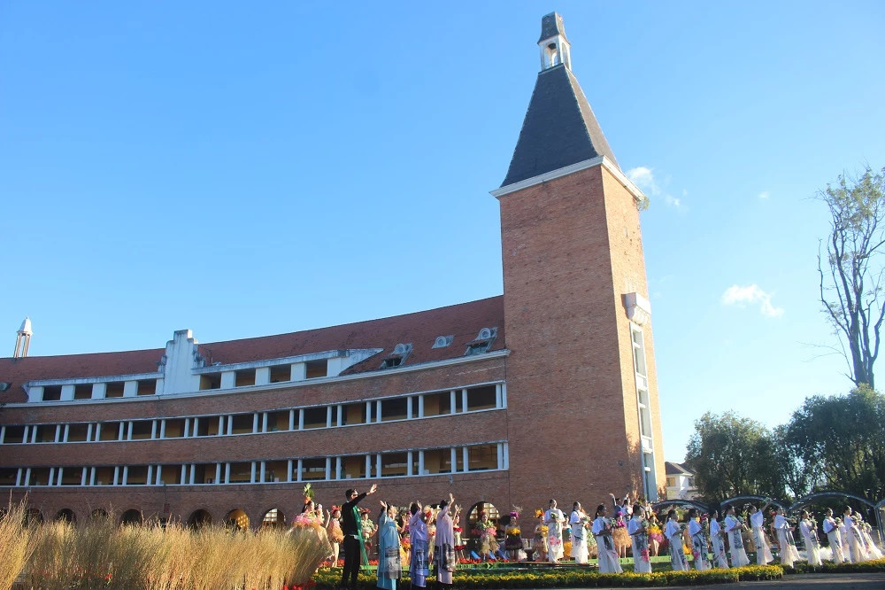 Chương trình do UBND TP Đà Lạt phối hợp với Công ty TNHH Vietnam Silk House tổ chức, diễn ra ngay dưới chân tháp bút Trường Cao đẳng Đà Lạt - một trong những công trình kiến trúc đặc sắc được Hội Kiến trúc sư thế giới công nhận là 1 trong 1.000 công trình xây dựng độc đáo của thế giới trong thế kỷ 20. Trình diễn trang phục tơ lụa bên công trình kiến trúc đặc sắc.