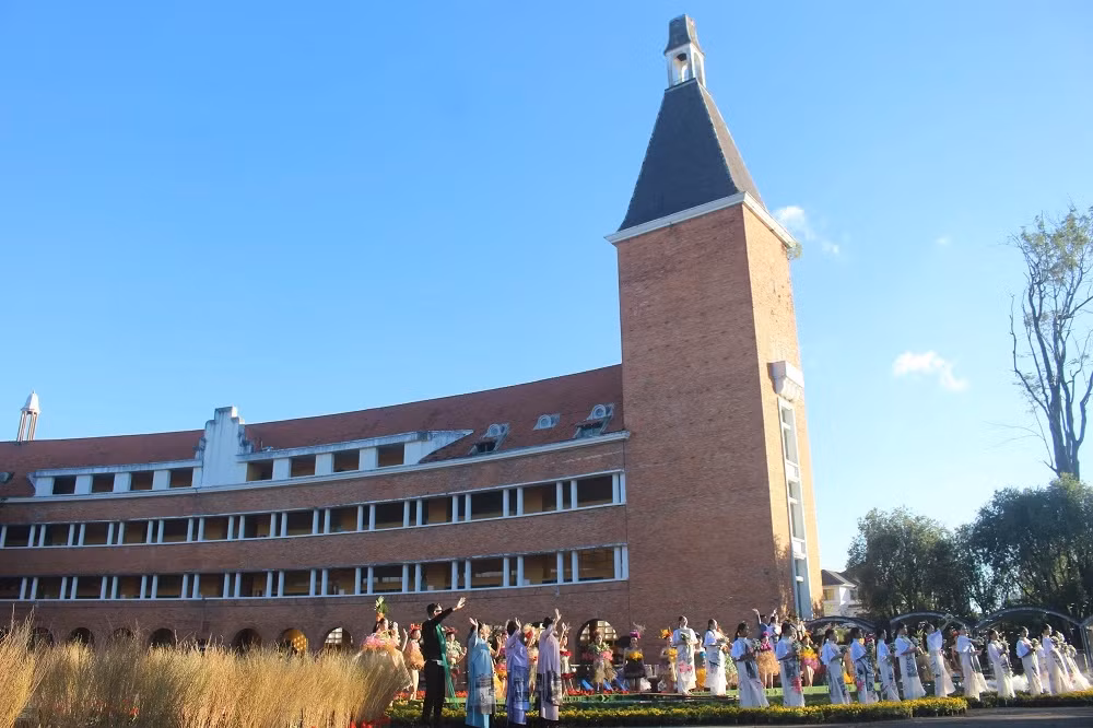 Chương trình do UBND TP Đà Lạt phối hợp với Công ty TNHH Vietnam Silk House tổ chức, diễn ra ngay dưới chân tháp bút Trường Cao đẳng Đà Lạt - một trong những công trình kiến trúc đặc sắc được Hội Kiến trúc sư thế giới công nhận là 1 trong 1.000 công trình xây dựng độc đáo của thế giới trong thế kỷ 20. Trình diễn trang phục tơ lụa bên công trình kiến trúc đặc sắc.