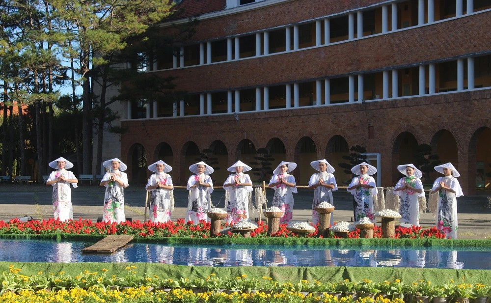 Tại chương trình, người dân, du khách đã được chiêm ngưỡng hơn 200 mẫu thiết kế áo dài và thời trang hiện đại thể hiện nét đẹp của các công trình kiến trúc, phong cảnh, rau hoa Đà Lạt được in trên chất liệu tơ lụa Bảo Lộc.