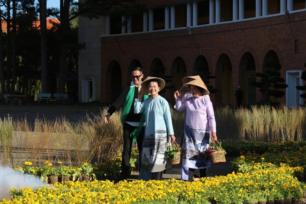 Với sự tham gia của 7 nhà thiết kế nổi tiếng, cùng gần 100 người mẫu và nữ sinh Đà Lạt, chương trình đã viết lên câu chuyện về một TP Đà Lạt của âm nhạc, của nghệ thuật, hướng đến một thành phố di sản thế giới tương lai. Các bà, các mẹ người Đà Lạt với phong cách "hiền hoà - thanh lịch - mến khách" cùng tham gia biểu diễn tại chương trình.