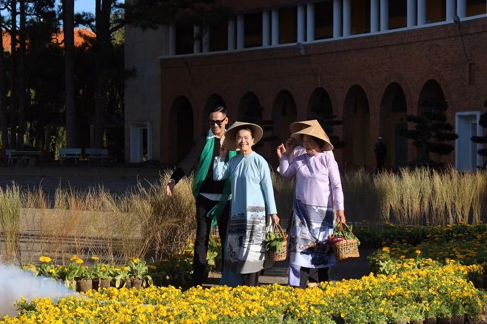 Với sự tham gia của 7 nhà thiết kế nổi tiếng, cùng gần 100 người mẫu và nữ sinh Đà Lạt, chương trình đã viết lên câu chuyện về một TP Đà Lạt của âm nhạc, của nghệ thuật, hướng đến một thành phố di sản thế giới tương lai. Các bà, các mẹ người Đà Lạt với phong cách "hiền hoà - thanh lịch - mến khách" cùng tham gia biểu diễn tại chương trình.