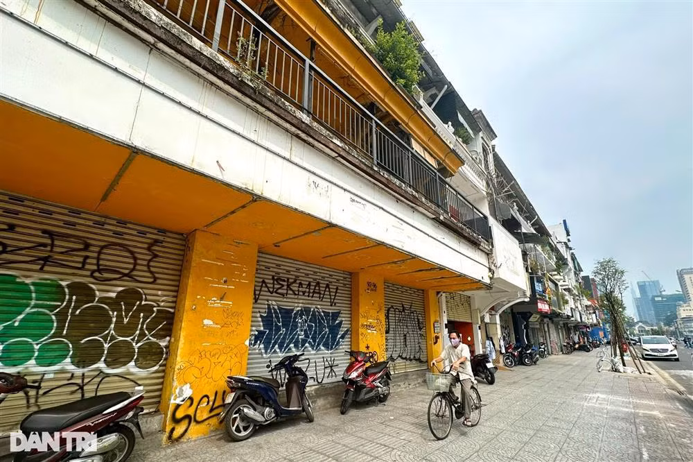 Tình cảnh ế ẩm mặt bằng bán lẻ cho thuê tại Lê Lợi không phải trường hợp cá biệt ở TPHCM thời gian qua. Nhiều tuyến phố khác cũng chung tình cảnh tương tự. Giới chuyên gia nêu kinh tế khó khăn, tiêu dùng suy giảm ảnh hưởng tới việc mua sắm của người dân. Giá thuê mặt bằng cao cả trăm triệu đồng mỗi tháng là gánh nặng chi phí cho khách thuê với lo ngại nguồn thu không thể bù đắp.