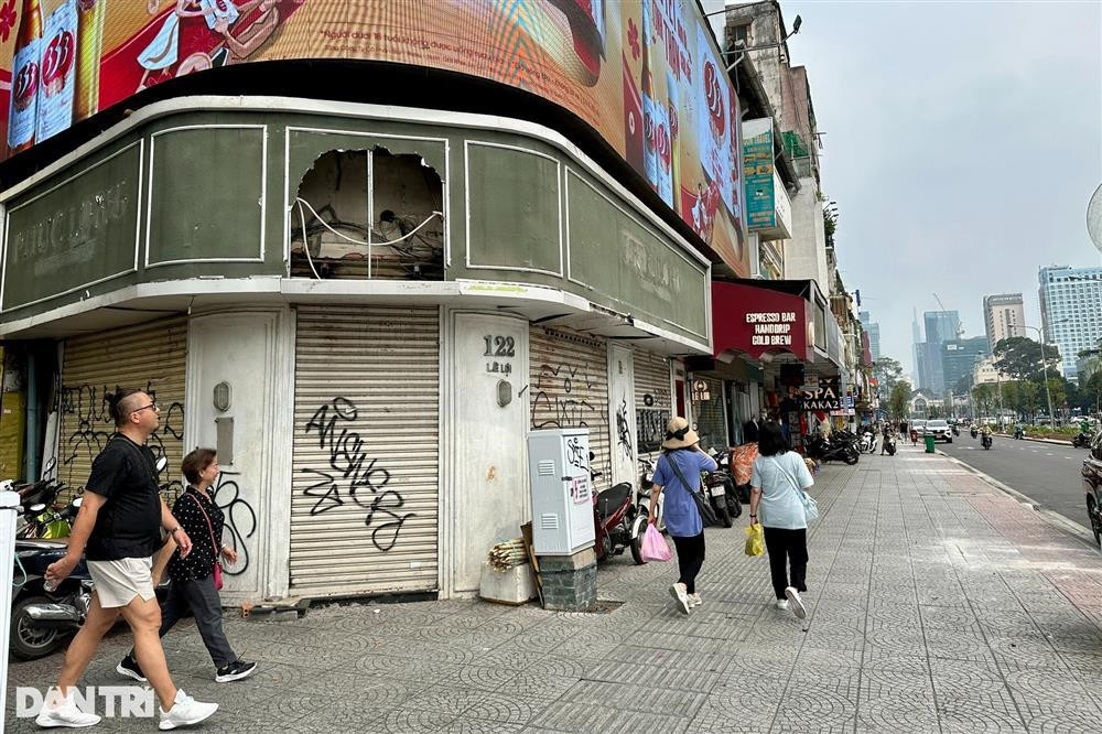 Một mặt bằng khác với diện tích nhỏ hơn là 200m2, ngang 5m dài 40m, được rao giá cho thuê 230 triệu đồng/tháng (có thể thương lượng). Môi giới nói chủ nhà muốn cho thuê hợp đồng dài hạn.